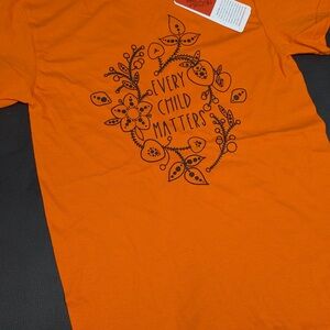 Indigenous Nouveau - Every Child Matters T-Shirts - Orange - Métis Art